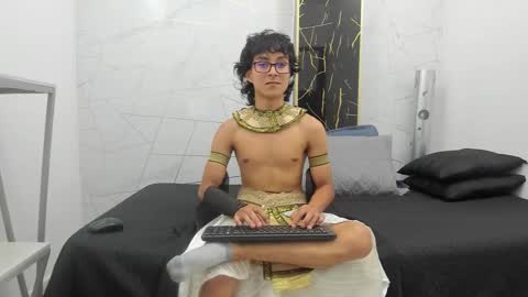 Snapshot of zoro_v chatting on October 21, 7:28 pm     online show from October 21, 7:28 pm