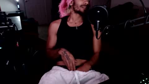 Snapshot of zylr chatting on October 28, 7:33 am mixedtwinklol online show from October 28, 7:33 am
