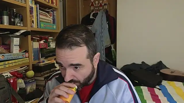 curiosillo83 online show from April 8, 9:19 am