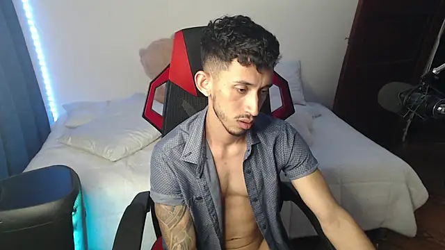 Snapshot of stevenSEX123 chatting on January 3, 12:11 am stevenSEX123 online show from January 3, 12:11 am