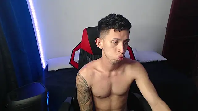 Snapshot of stevenSEX123 chatting on January 10, 1:32 am stevenSEX123 online show from January 10, 1:32 am