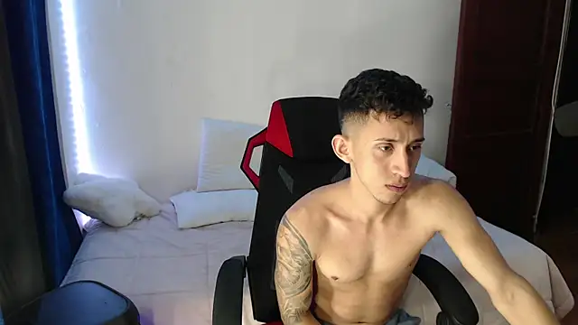 Snapshot of stevenSEX123 chatting on February 7, 12:20 am stevenSEX123 online show from February 7, 12:20 am