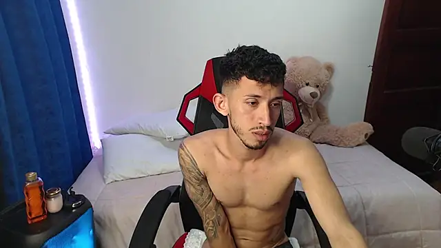 Snapshot of stevenSEX123 chatting on December 25, 3:40 am stevenSEX123 online show from December 25, 3:40 am