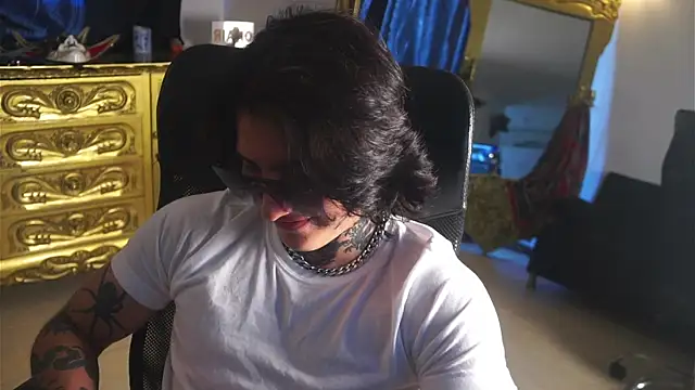 Snapshot of dantecoppolaa_ chatting on February 2, 3:39 pm dantecoppolaa  online show from February 2, 3:39 pm