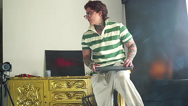Snapshot of dantecoppolaa_ chatting on September 21, 9:15 pm dantecoppolaa  online show from September 21, 9:15 pm