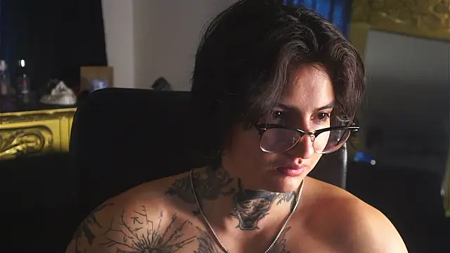 Snapshot of dantecoppolaa_ chatting on February 21, 3:32 pm dantecoppolaa  online show from February 21, 3:32 pm