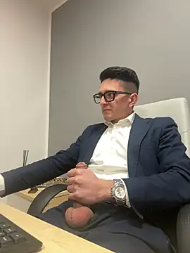 Snapshot of masterboss_ chatting on February 24, 1:10 pm masterboss  online show from February 24, 1:10 pm