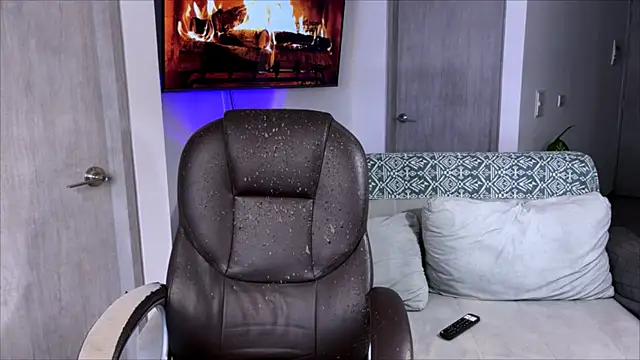 Snapshot of Alexxblue chatting on February 18, 3:43 pm Alexxblue online show from February 18, 3:43 pm