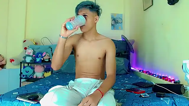 Liamscott  online show from March 22, 8:03 pm