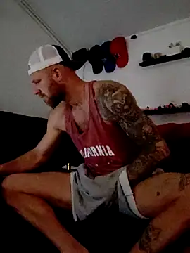 Snapshot of eltoulou chatting on December 3, 12:11 am eltoulou online show from December 3, 12:11 am