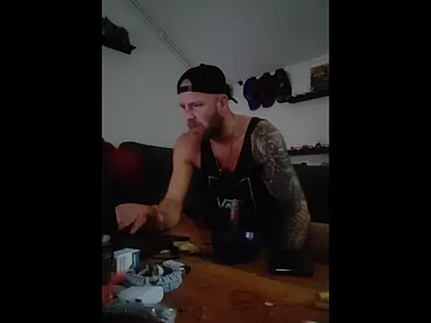 Snapshot of eltoulou chatting on January 4, 11:00 am eltoulou online show from January 4, 11:00 am