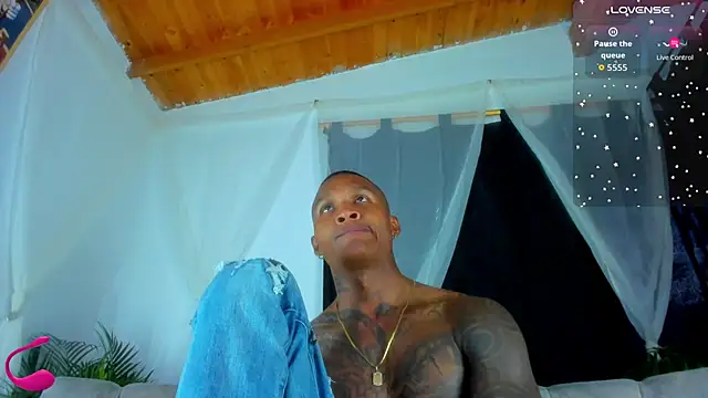 Snapshot of esteveen_ortegas_ chatting on October 7, 10:36 pm esteveen ortegas  online show from October 7, 10:36 pm