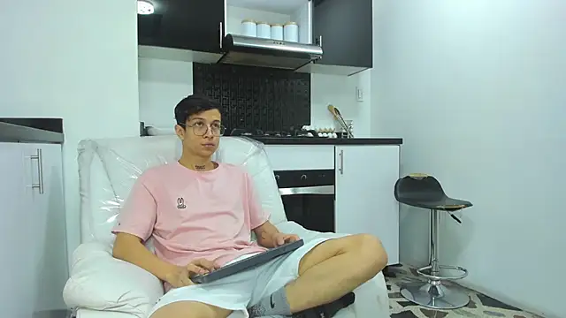 Snapshot of AgarEvans chatting on December 15, 5:45 am AgarEvans online show from December 15, 5:45 am