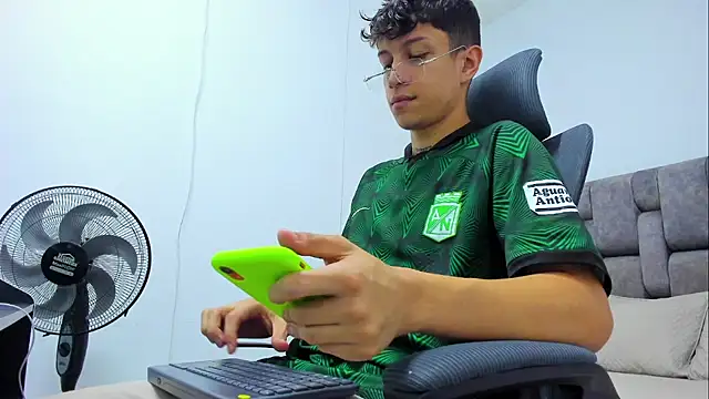 Snapshot of AgarEvans chatting on January 13, 3:56 am AgarEvans online show from January 13, 3:56 am