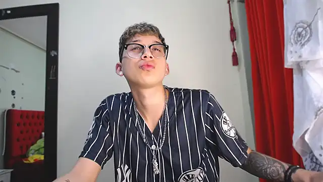 Snapshot of _Thomas_hot_ chatting on December 17, 10:22 pm  Thomas hot  online show from December 17, 10:22 pm