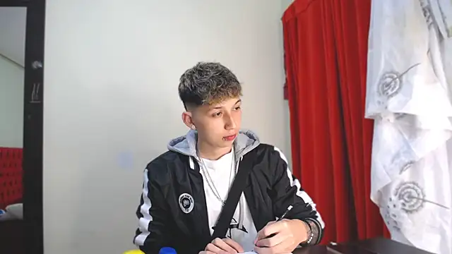 Snapshot of _Thomas_hot_ chatting on January 1, 9:31 pm  Thomas hot  online show from January 1, 9:31 pm