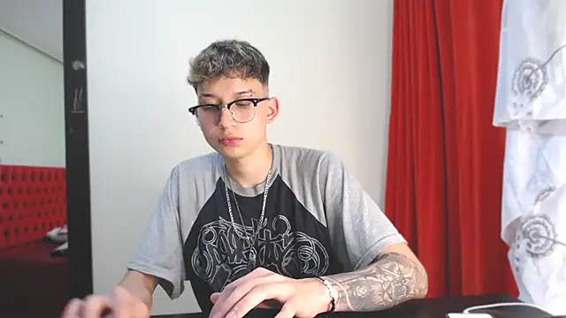 Snapshot of _Thomas_hot_ chatting on December 31, 3:01 am  Thomas hot  online show from December 31, 3:01 am