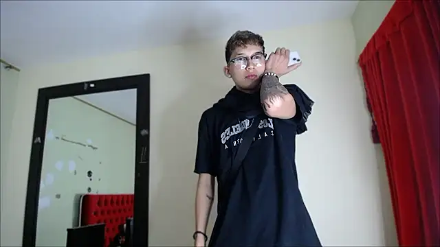 Snapshot of _Thomas_hot_ chatting on December 3, 5:30 am  Thomas hot  online show from December 3, 5:30 am