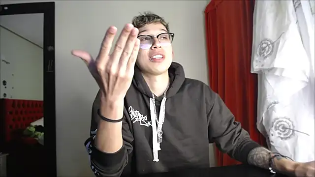 Snapshot of _Thomas_hot_ chatting on December 23, 5:54 pm  Thomas hot  online show from December 23, 5:54 pm