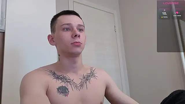 Snapshot of R1mmo__ chatting on October 1, 11:58 am R1mmo   online show from October 1, 11:58 am