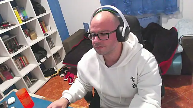 ravingr4d4 online show from December 18, 11:01 pm