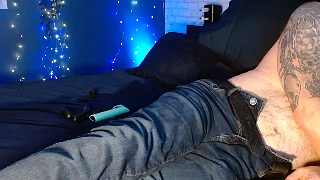 Snapshot of Krys_and_Steve chatting on December 4, 11:02 pm Krys and Steve online show from December 4, 11:02 pm