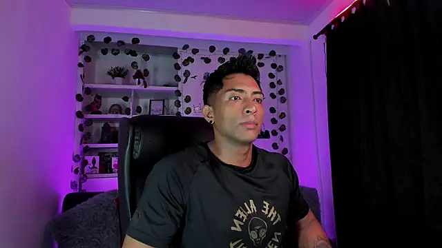 Couple muscle1 online show from January 4, 9:20 pm