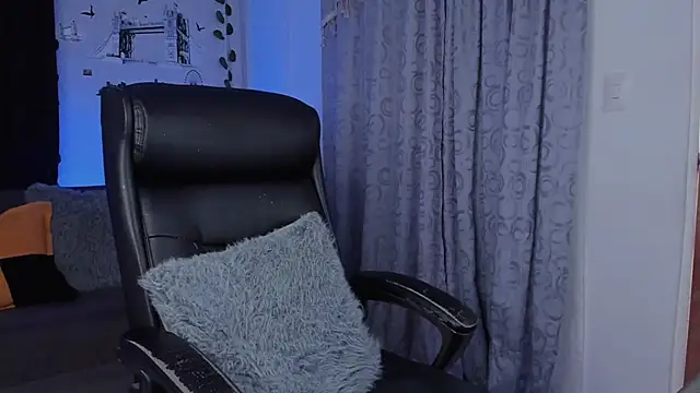 Couple muscle1 online show from March 22, 4:15 pm