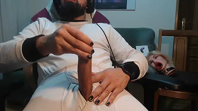 Snapshot of master4subslut chatting on December 18, 12:10 am master4subslut online show from December 18, 12:10 am