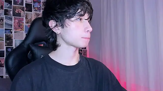 Snapshot of liamelf chatting on February 25, 5:19 am liamelf online show from February 25, 5:19 am