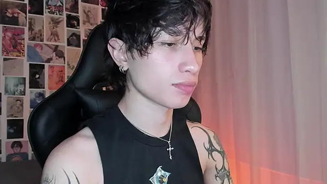 Snapshot of liamelf chatting on December 19, 6:23 am liamelf online show from December 19, 6:23 am