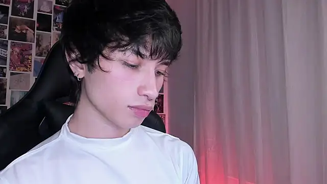 Snapshot of liamelf chatting on March 8, 1:48 am liamelf online show from March 8, 1:48 am