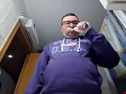 Snapshot of Javier_bear chatting on December 23, 10:42 am Javier bear online show from December 23, 10:42 am