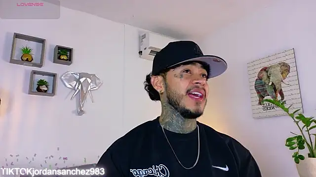 JordanSmiith  online show from February 4, 9:10 pm