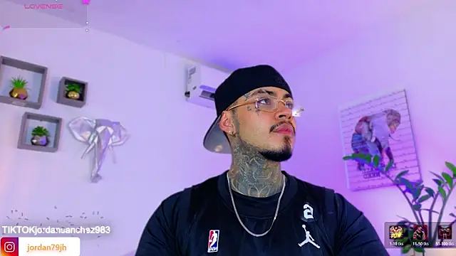 JordanSmiith  online show from March 30, 8:54 pm