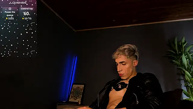 Snapshot of Angel_Snowhotxxx chatting on October 26, 1:29 am Angel Snowhotxxx online show from October 26, 1:29 am