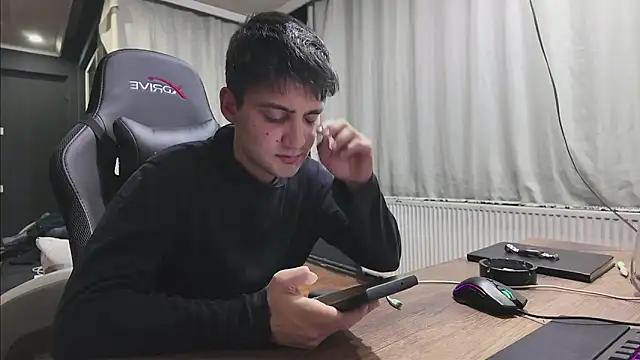 Snapshot of istebenboylebiradamim chatting on December 12, 6:21 pm istebenboylebiradamim online show from December 12, 6:21 pm