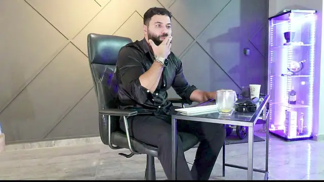 Snapshot of mattmasterss chatting on December 4, 4:10 am mattmasterss online show from December 4, 4:10 am