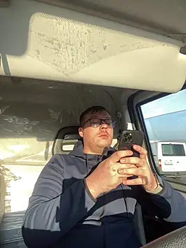 Snapshot of ionut9879 chatting on March 10, 5:43 am ionut9879 online show from March 10, 5:43 am