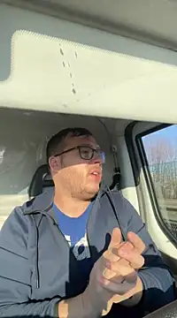 Snapshot of ionut9879 chatting on March 5, 6:12 am ionut9879 online show from March 5, 6:12 am