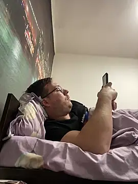 Snapshot of ionut9879 chatting on January 10, 10:50 am ionut9879 online show from January 10, 10:50 am