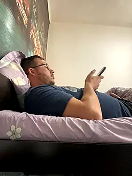 Snapshot of ionut9879 chatting on October 20, 10:41 am ionut9879 online show from October 20, 10:41 am