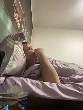 Snapshot of ionut9879 chatting on December 27, 9:39 am ionut9879 online show from December 27, 9:39 am