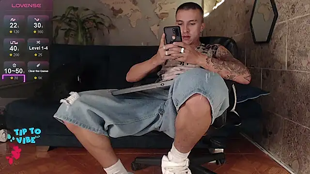 Snapshot of rogert_xx chatting on February 8, 1:22 am rogert xx online show from February 8, 1:22 am