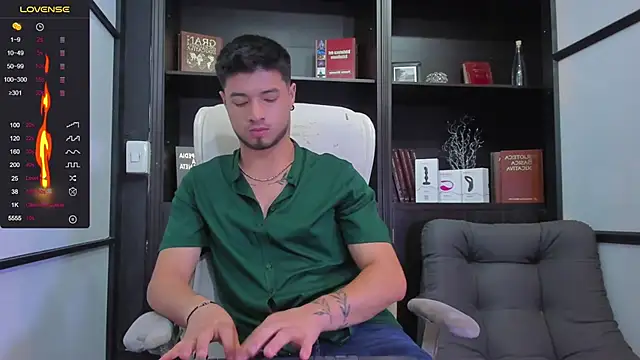 Snapshot of EdwardRoss_ chatting on January 2, 7:51 pm EdwardRoss  online show from January 2, 7:51 pm