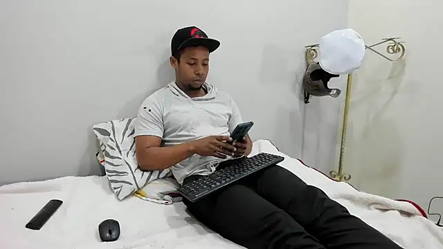 Snapshot of AlejoKhalifa_ chatting on September 27, 10:57 am AlejoKhalifa  online show from September 27, 10:57 am