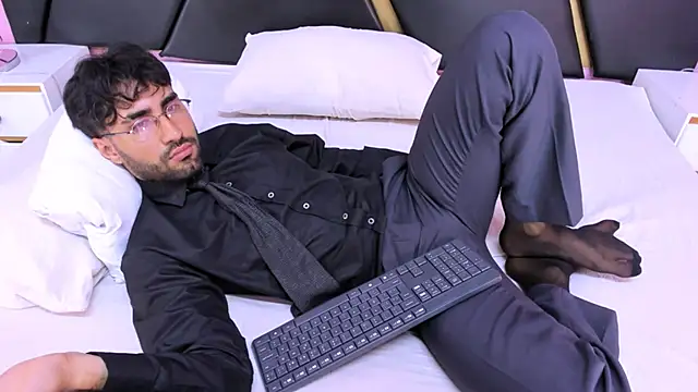 MilanZaire online show from November 16, 12:57 am