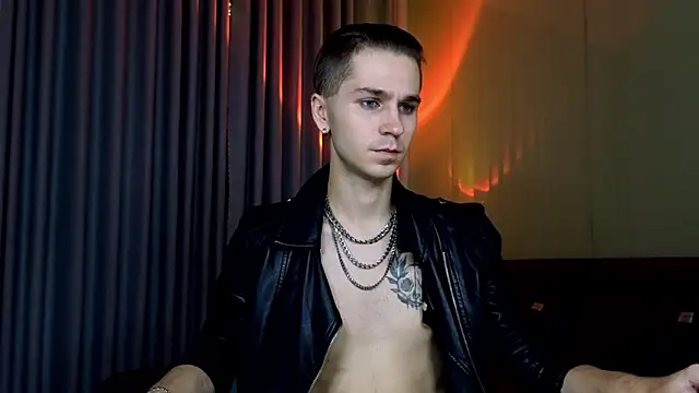 Joseph  Quinn online show from March 17, 5:54 am