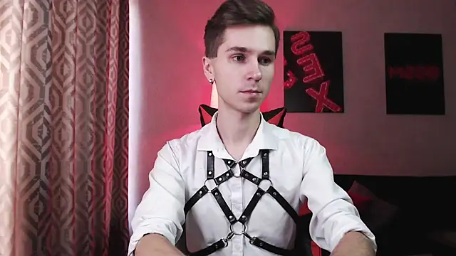 Joseph  Quinn online show from November 7, 7:56 am