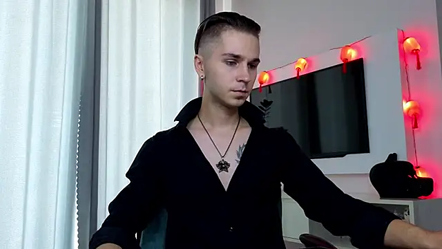 Joseph  Quinn online show from April 11, 7:45 am